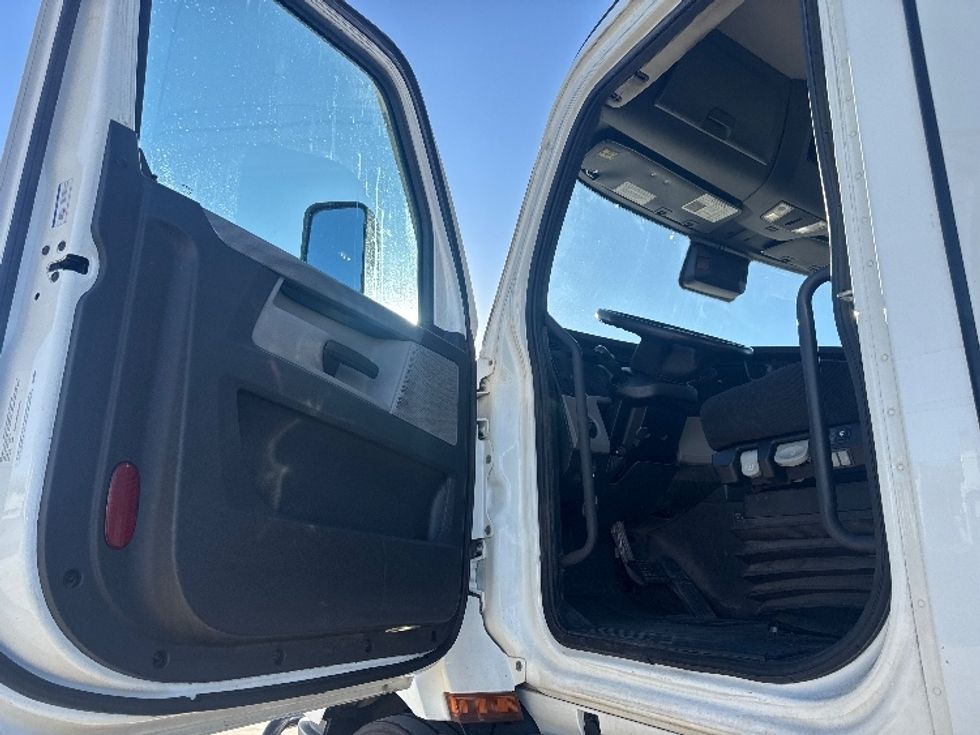 Day Cab Tractor-Heavy Duty Tractors-Freightliner-2022-T11664ST-Greeley-CO-496,903\n\t\tmiles-$ 51,500 - Image 9