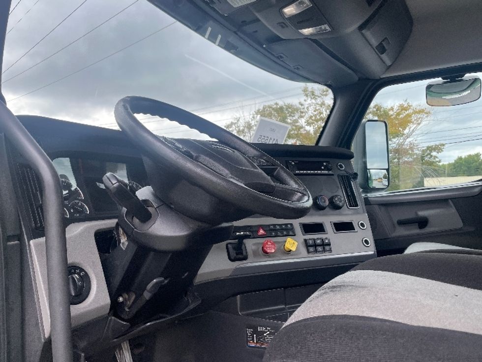 Day Cab Tractor-Heavy Duty Tractors-Freightliner-2022-T11664ST-Greenville-SC-344,759\n\t\tmiles-$ 68,250 - Image 10