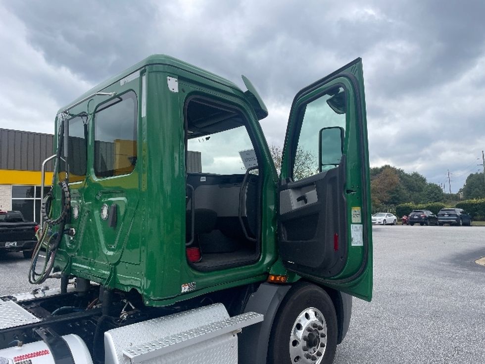 Day Cab Tractor-Heavy Duty Tractors-Freightliner-2022-T11664ST-Greenville-SC-344,759\n\t\tmiles-$ 68,250 - Image 12