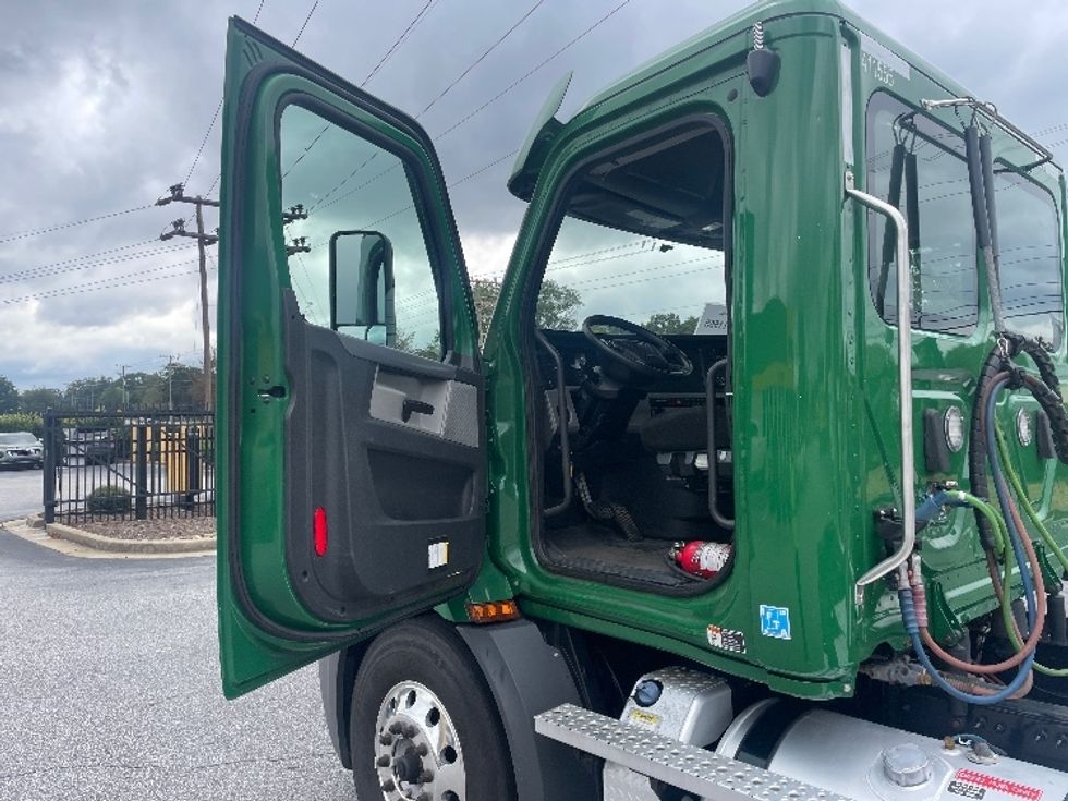 Day Cab Tractor-Heavy Duty Tractors-Freightliner-2022-T11664ST-Greenville-SC-344,759\n\t\tmiles-$ 68,250 - Image 9