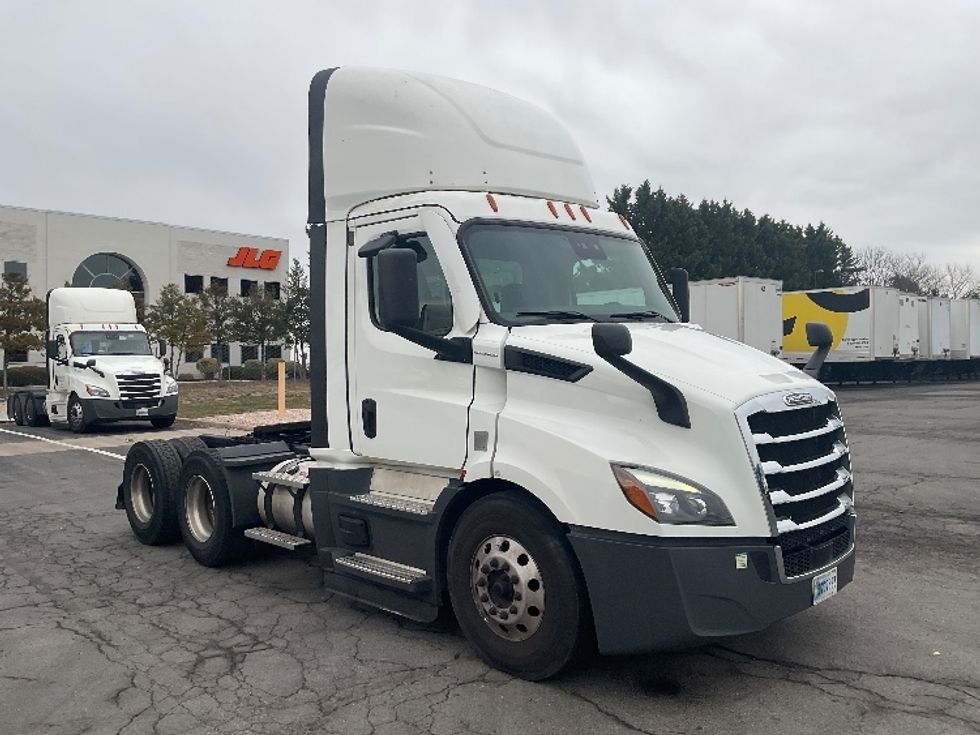 Day Cab Tractor-Heavy Duty Tractors-Freightliner-2022-T11664ST-Harrisburg-PA-447,853\n\t\tmiles-$ 54,250 - Image 1
