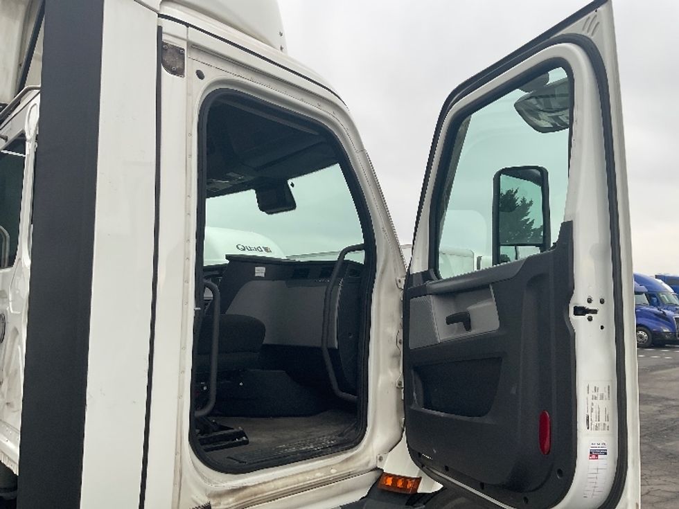 Day Cab Tractor-Heavy Duty Tractors-Freightliner-2022-T11664ST-Harrisburg-PA-447,853\n\t\tmiles-$ 54,250 - Image 12