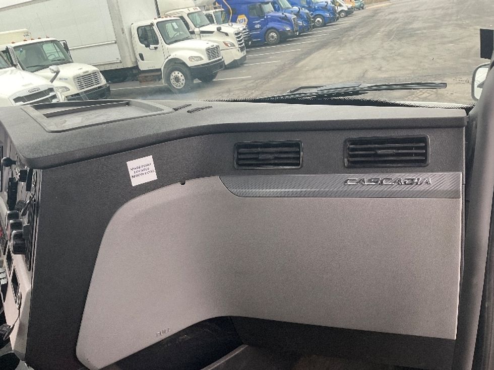 Day Cab Tractor-Heavy Duty Tractors-Freightliner-2022-T11664ST-Harrisburg-PA-447,853\n\t\tmiles-$ 54,250 - Image 13