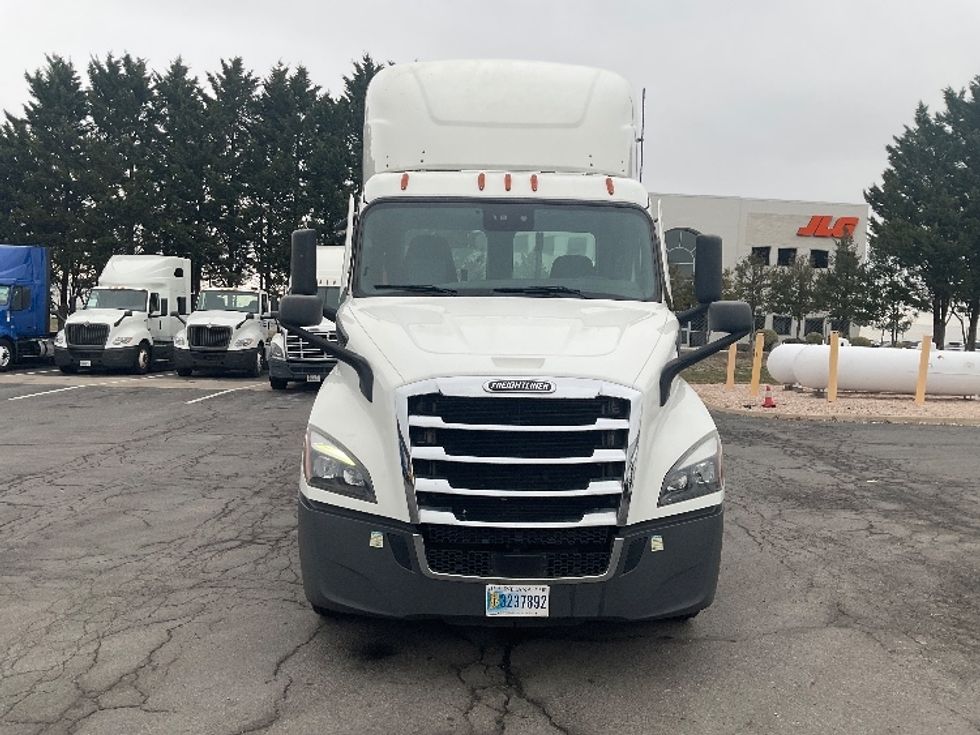 Day Cab Tractor-Heavy Duty Tractors-Freightliner-2022-T11664ST-Harrisburg-PA-447,853\n\t\tmiles-$ 54,250 - Image 2
