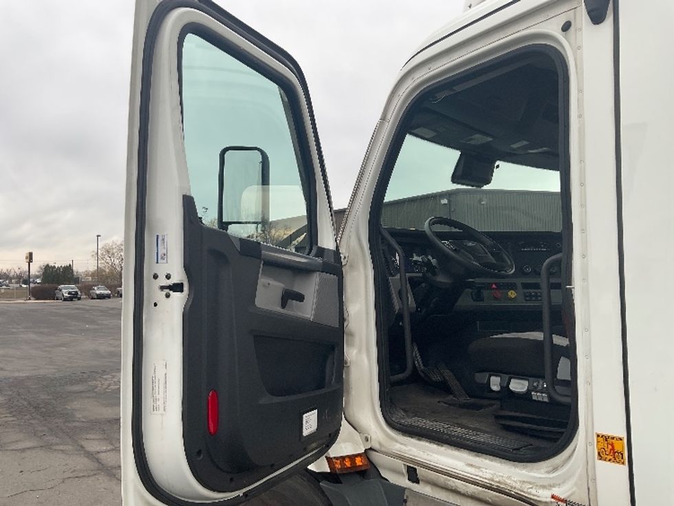 Day Cab Tractor-Heavy Duty Tractors-Freightliner-2022-T11664ST-Harrisburg-PA-447,853\n\t\tmiles-$ 54,250 - Image 9