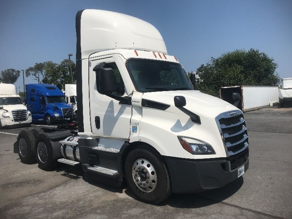 Day Cab Tractor-Heavy Duty Tractors-Freightliner-2022-T11664ST-Harrisburg-PA-465,724\n\t\tmiles-$ 55,500 - Image 1