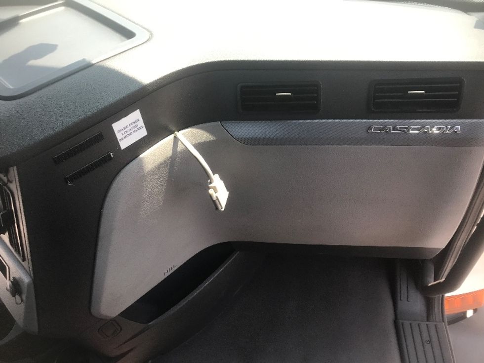 Day Cab Tractor-Heavy Duty Tractors-Freightliner-2022-T11664ST-Harrisburg-PA-465,724\n\t\tmiles-$ 55,500 - Image 13