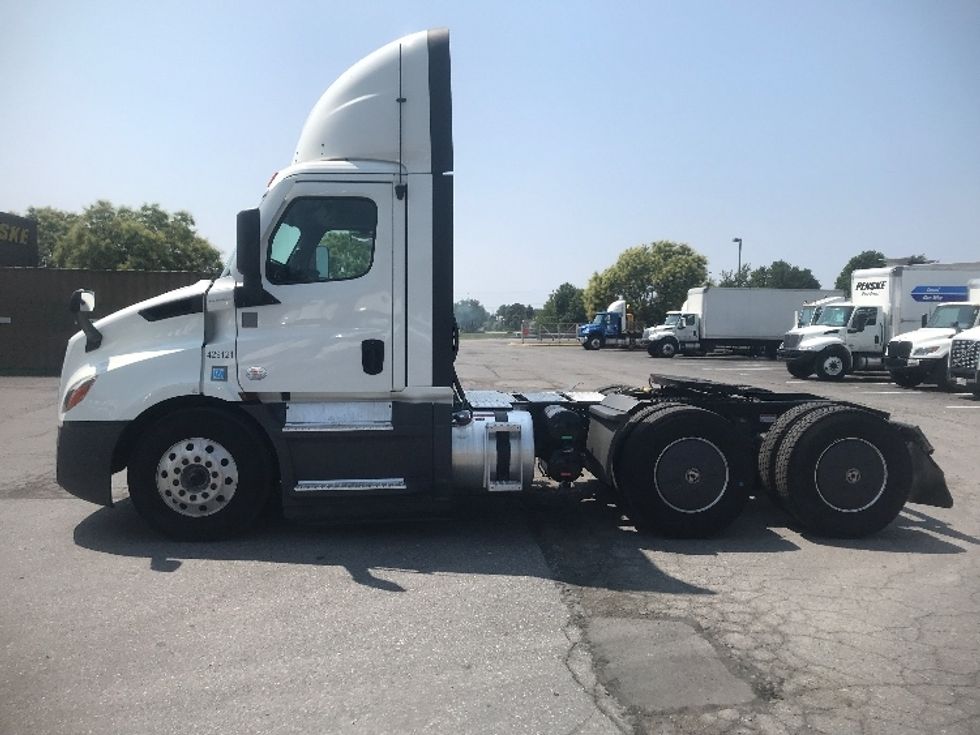 Day Cab Tractor-Heavy Duty Tractors-Freightliner-2022-T11664ST-Harrisburg-PA-465,724\n\t\tmiles-$ 55,500 - Image 4