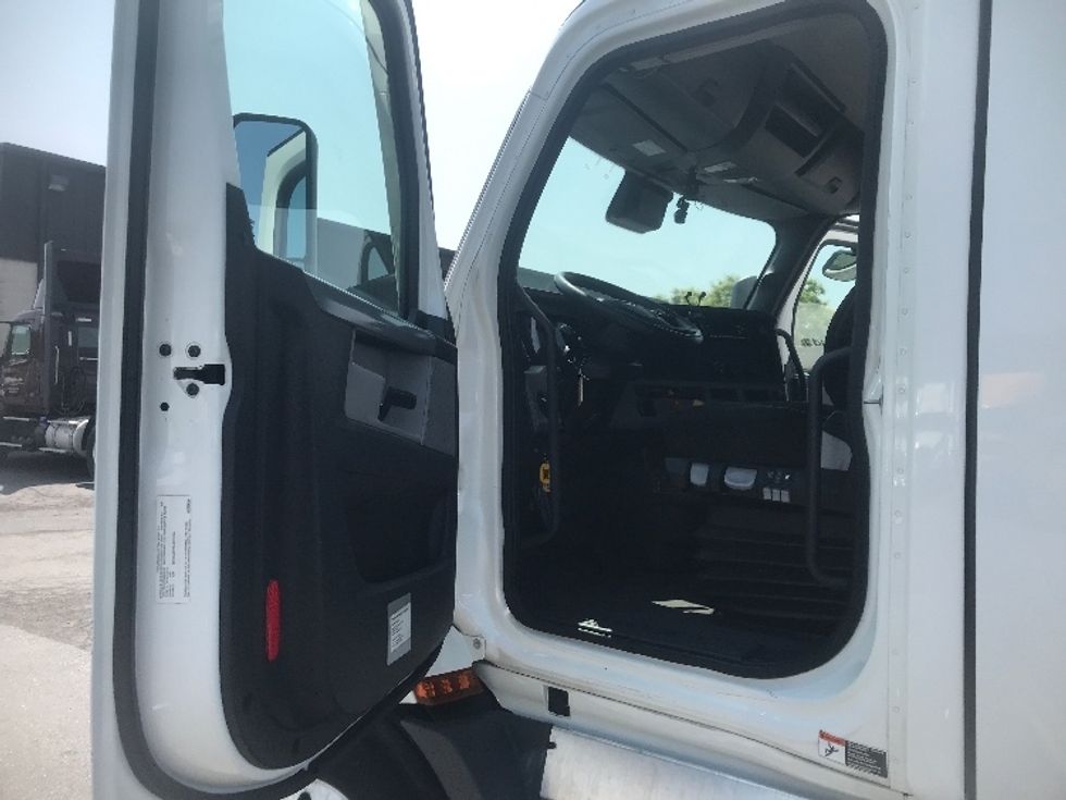 Day Cab Tractor-Heavy Duty Tractors-Freightliner-2022-T11664ST-Harrisburg-PA-465,724\n\t\tmiles-$ 55,500 - Image 9