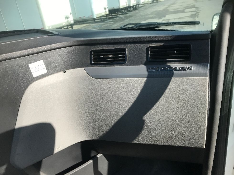 Day Cab Tractor-Heavy Duty Tractors-Freightliner-2022-T11664ST-Harrisburg-PA-505,026\n\t\tmiles-$ 44,250 - Image 13