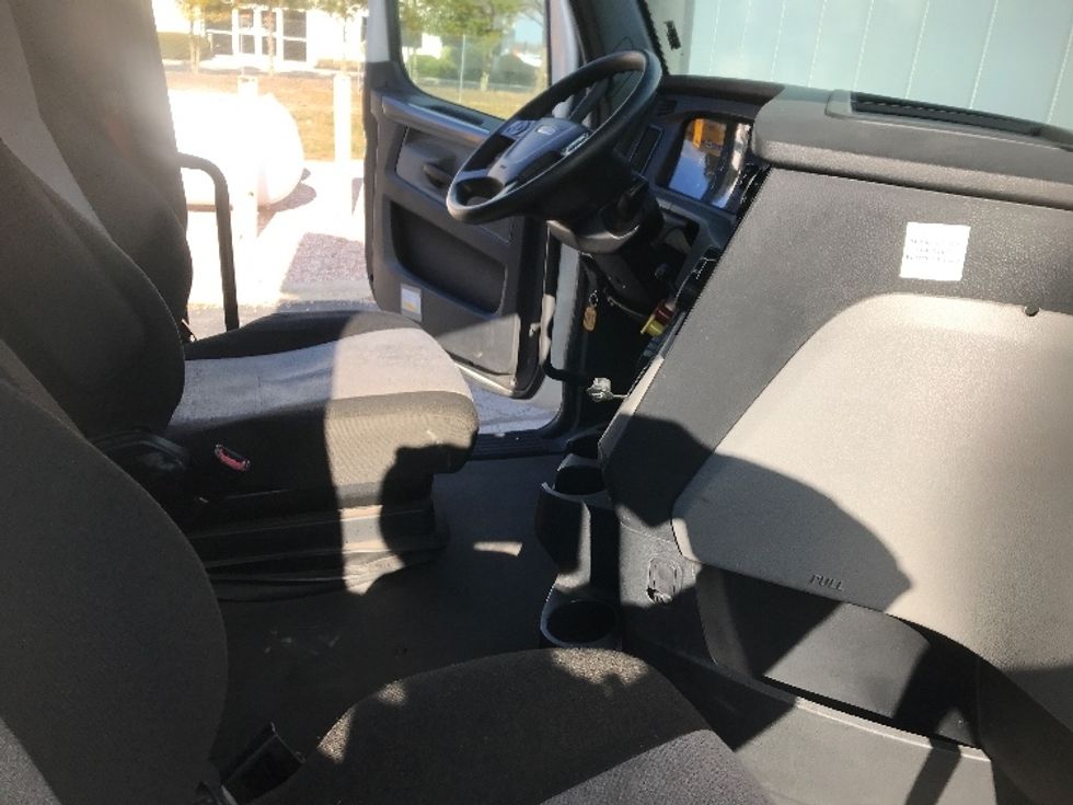 Day Cab Tractor-Heavy Duty Tractors-Freightliner-2022-T11664ST-Harrisburg-PA-505,026\n\t\tmiles-$ 44,250 - Image 14