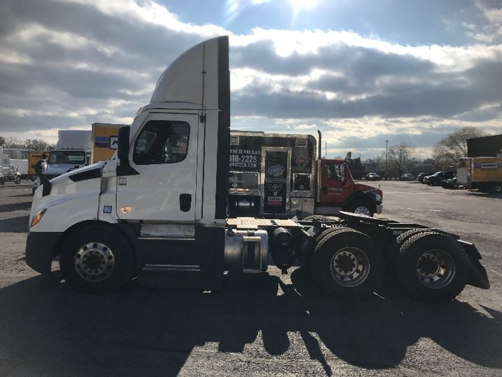 Day Cab Tractor-Heavy Duty Tractors-Freightliner-2022-T11664ST-Harrisburg-PA-505,026\n\t\tmiles-$ 44,250 - Image 4