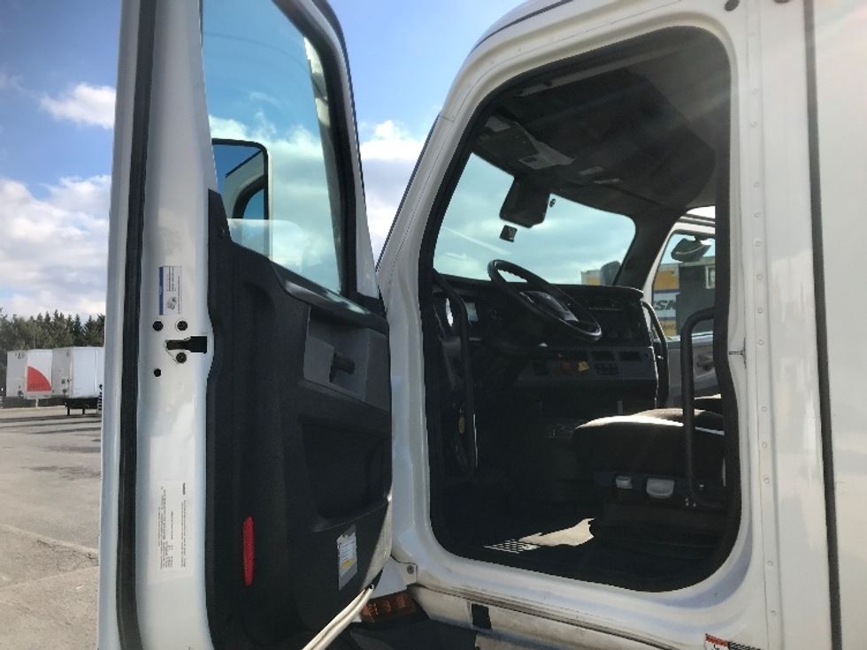 Day Cab Tractor-Heavy Duty Tractors-Freightliner-2022-T11664ST-Harrisburg-PA-505,026\n\t\tmiles-$ 44,250 - Image 9