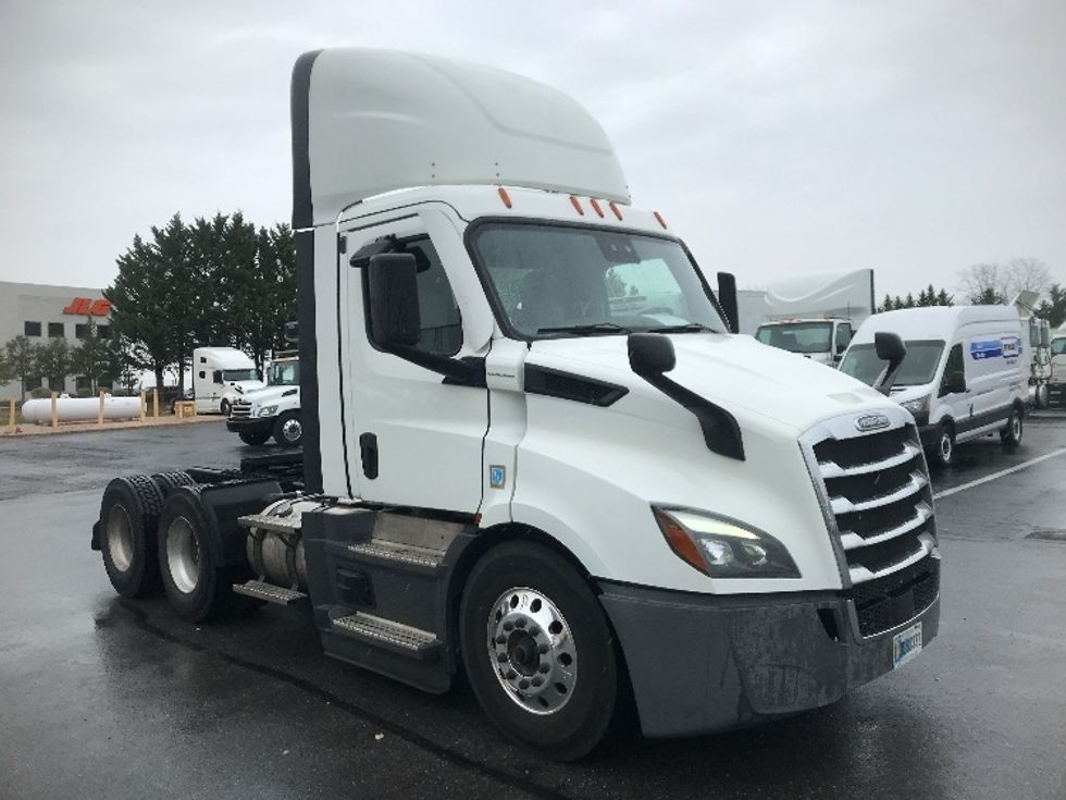 Day Cab Tractor-Heavy Duty Tractors-Freightliner-2022-T11664ST-Harrisburg-PA-554,541\n\t\tmiles-$ 38,750 - Image 1