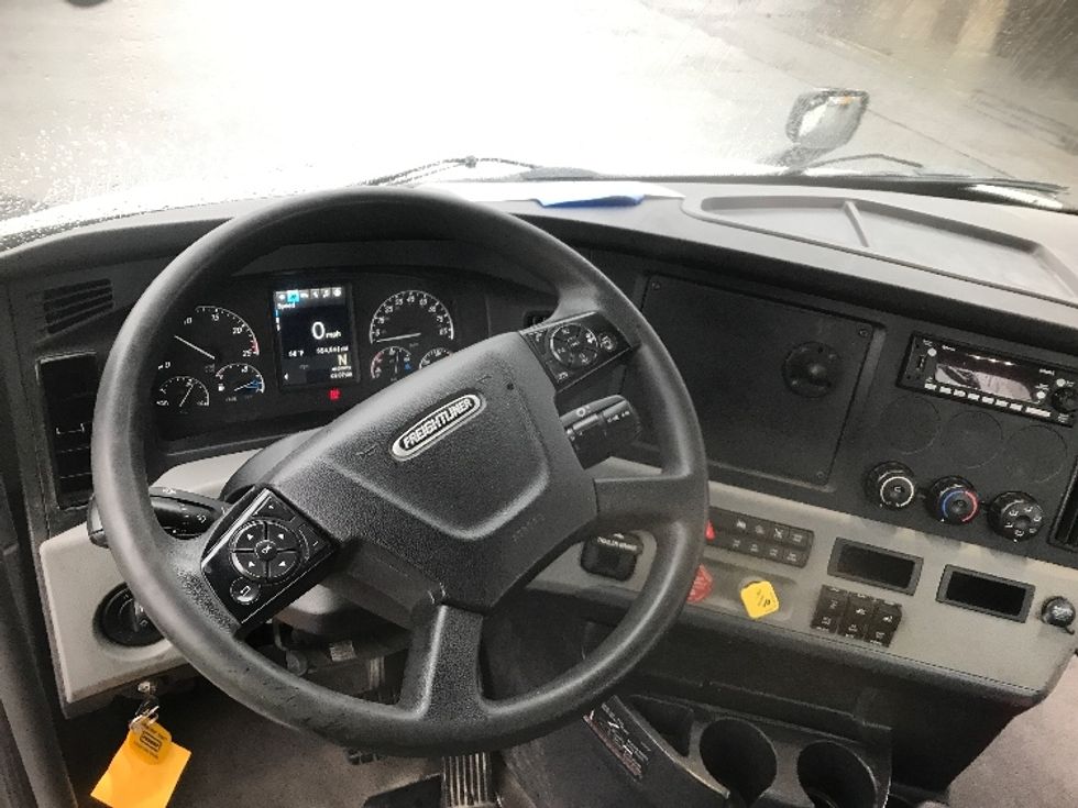 Day Cab Tractor-Heavy Duty Tractors-Freightliner-2022-T11664ST-Harrisburg-PA-554,541\n\t\tmiles-$ 38,750 - Image 11