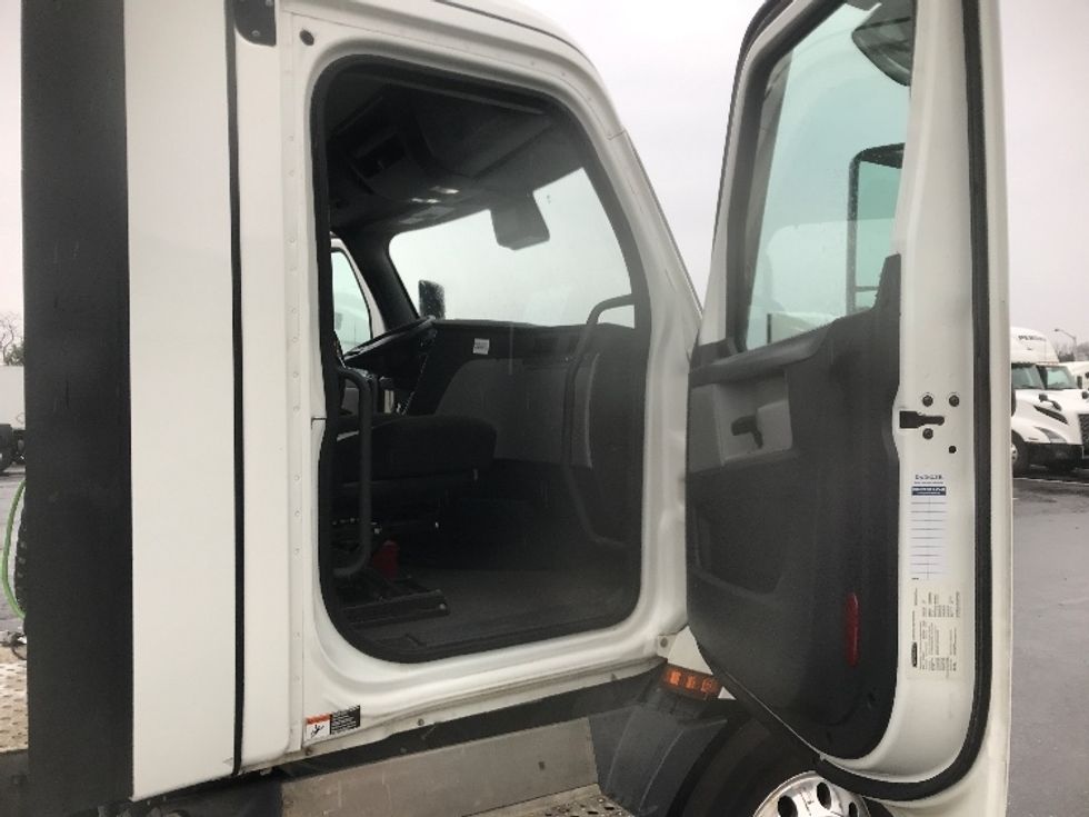 Day Cab Tractor-Heavy Duty Tractors-Freightliner-2022-T11664ST-Harrisburg-PA-554,541\n\t\tmiles-$ 38,750 - Image 12