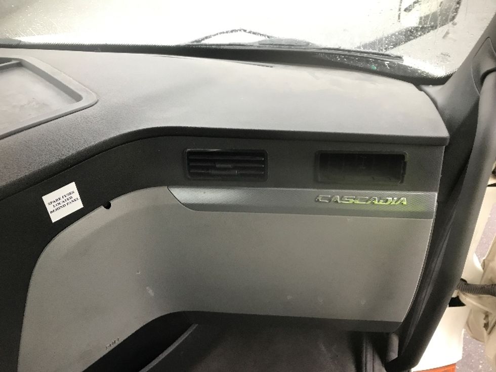 Day Cab Tractor-Heavy Duty Tractors-Freightliner-2022-T11664ST-Harrisburg-PA-554,541\n\t\tmiles-$ 38,750 - Image 13