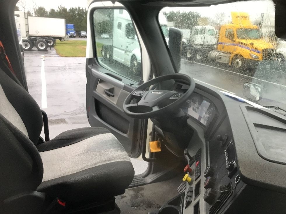 Day Cab Tractor-Heavy Duty Tractors-Freightliner-2022-T11664ST-Harrisburg-PA-554,541\n\t\tmiles-$ 38,750 - Image 14