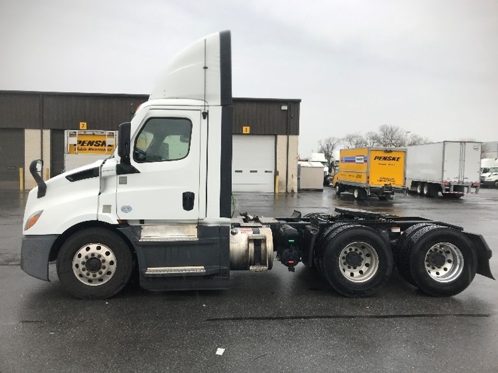 Day Cab Tractor-Heavy Duty Tractors-Freightliner-2022-T11664ST-Harrisburg-PA-554,541\n\t\tmiles-$ 38,750 - Image 4