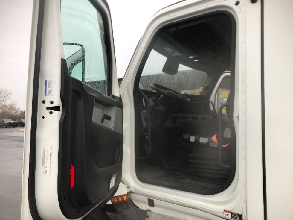 Day Cab Tractor-Heavy Duty Tractors-Freightliner-2022-T11664ST-Harrisburg-PA-554,541\n\t\tmiles-$ 38,750 - Image 9