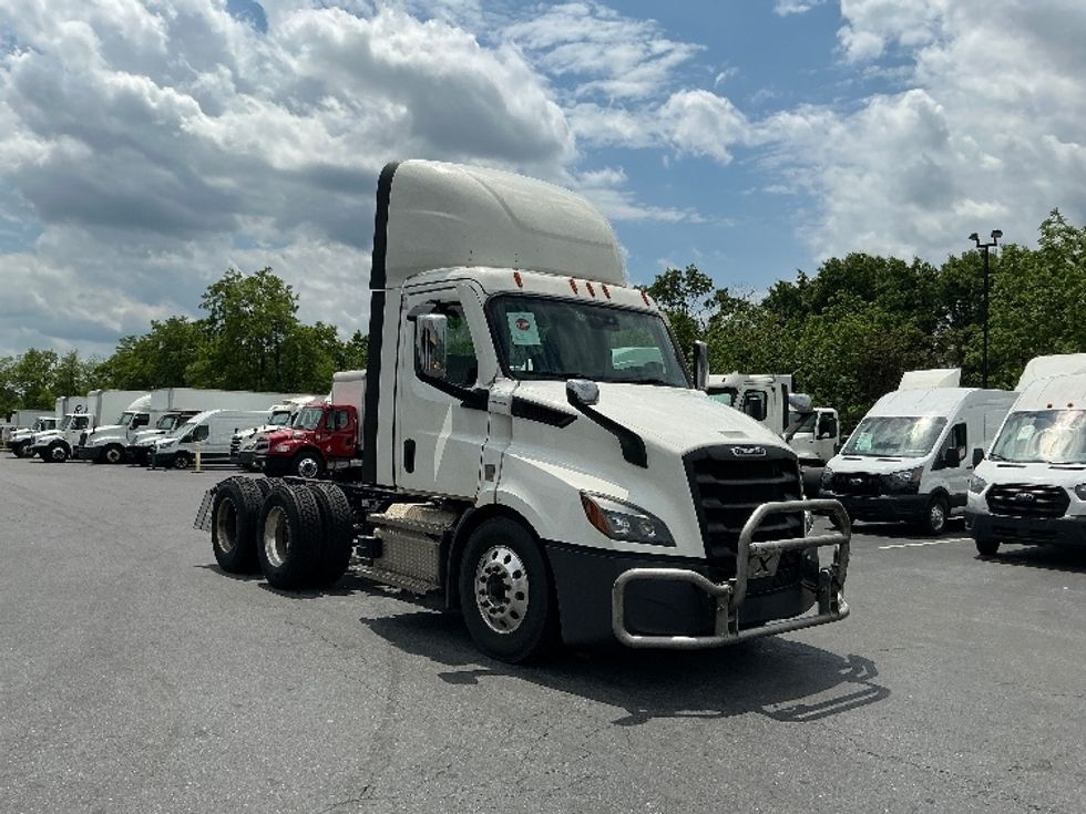 Day Cab Tractor-Heavy Duty Tractors-Freightliner-2022-T11664ST-Harrisburg-PA-587,254\n\t\tmiles-$ 43,000 - Image 1