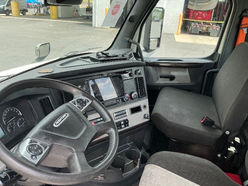 Day Cab Tractor-Heavy Duty Tractors-Freightliner-2022-T11664ST-Harrisburg-PA-587,254\n\t\tmiles-$ 43,000 - Image 10