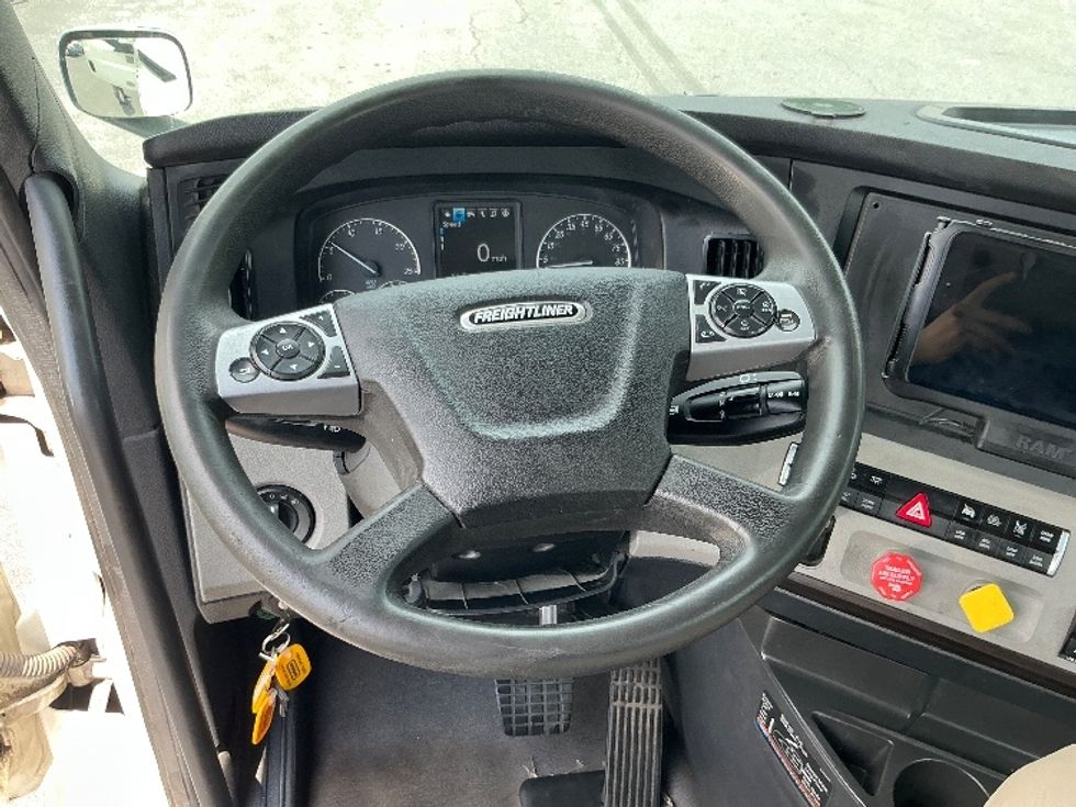 Day Cab Tractor-Heavy Duty Tractors-Freightliner-2022-T11664ST-Harrisburg-PA-587,254\n\t\tmiles-$ 43,000 - Image 11