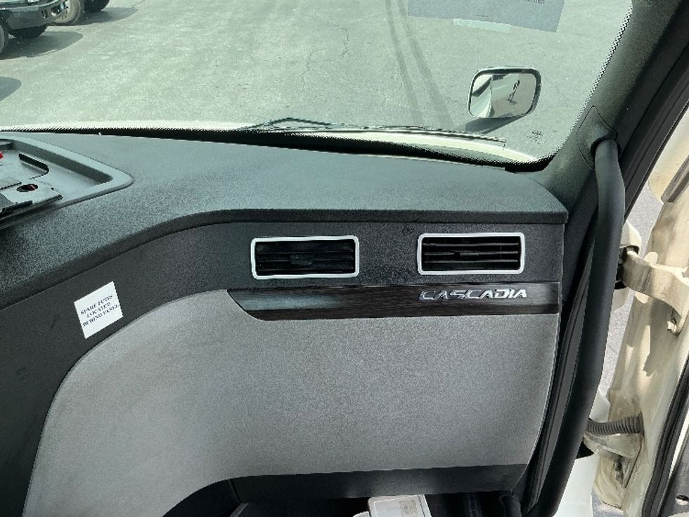 Day Cab Tractor-Heavy Duty Tractors-Freightliner-2022-T11664ST-Harrisburg-PA-587,254\n\t\tmiles-$ 43,000 - Image 13