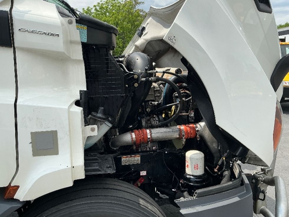 Day Cab Tractor-Heavy Duty Tractors-Freightliner-2022-T11664ST-Harrisburg-PA-587,254\n\t\tmiles-$ 43,000 - Image 15