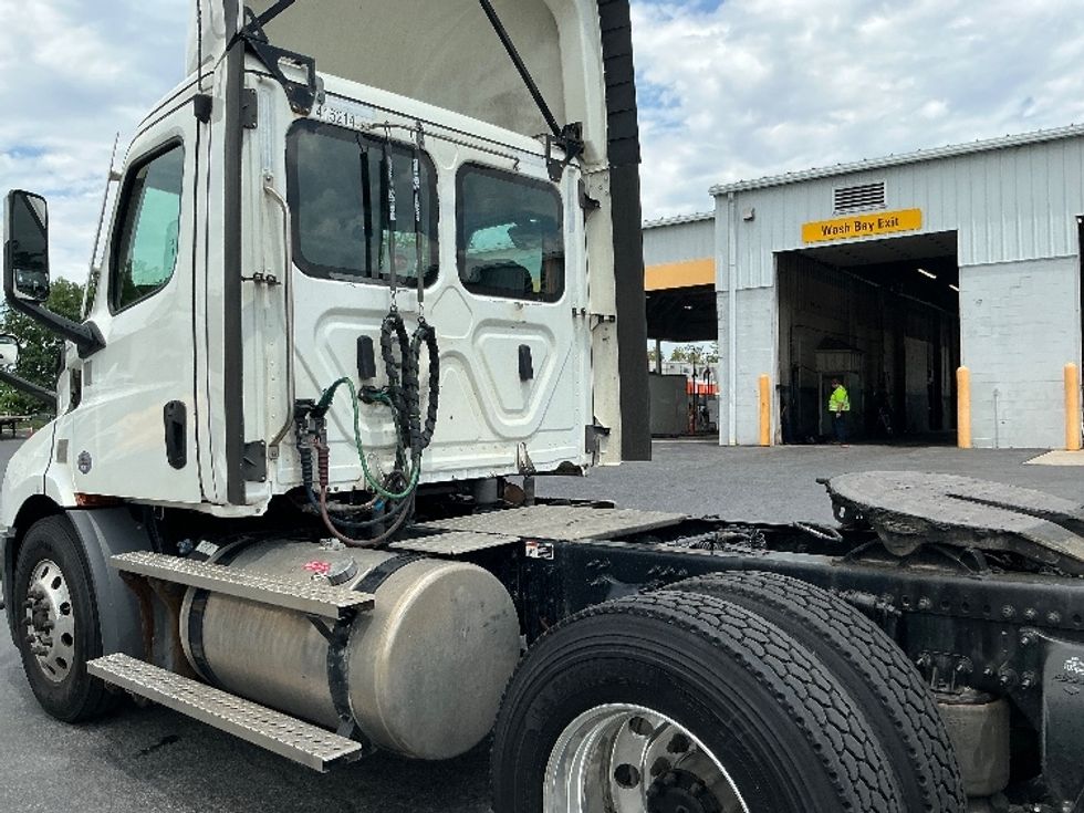 Day Cab Tractor-Heavy Duty Tractors-Freightliner-2022-T11664ST-Harrisburg-PA-587,254\n\t\tmiles-$ 43,000 - Image 17
