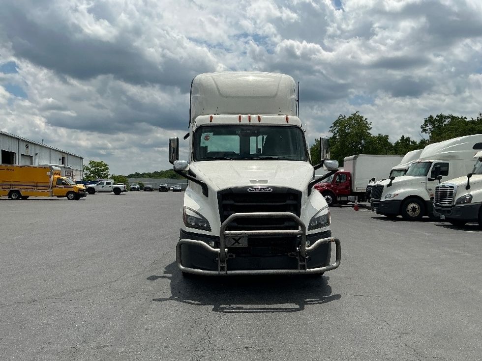 Day Cab Tractor-Heavy Duty Tractors-Freightliner-2022-T11664ST-Harrisburg-PA-587,254\n\t\tmiles-$ 43,000 - Image 2