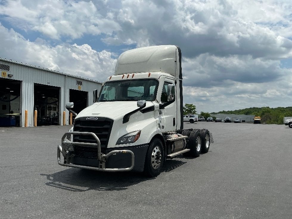 Day Cab Tractor-Heavy Duty Tractors-Freightliner-2022-T11664ST-Harrisburg-PA-587,254\n\t\tmiles-$ 43,000 - Image 3