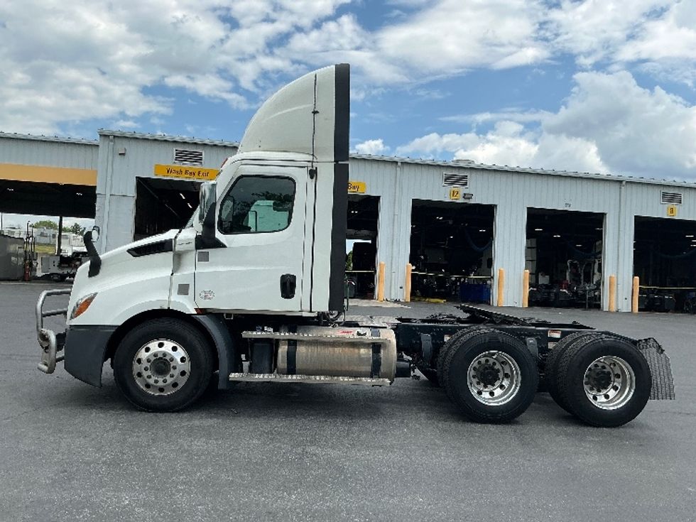 Day Cab Tractor-Heavy Duty Tractors-Freightliner-2022-T11664ST-Harrisburg-PA-587,254\n\t\tmiles-$ 43,000 - Image 4
