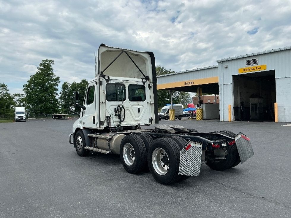 Day Cab Tractor-Heavy Duty Tractors-Freightliner-2022-T11664ST-Harrisburg-PA-587,254\n\t\tmiles-$ 43,000 - Image 5