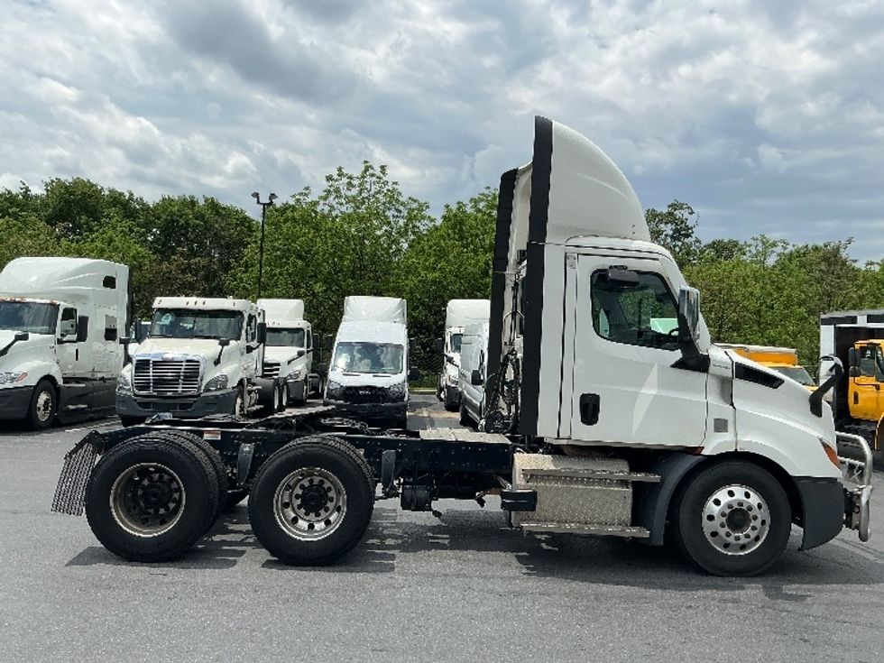 Day Cab Tractor-Heavy Duty Tractors-Freightliner-2022-T11664ST-Harrisburg-PA-587,254\n\t\tmiles-$ 43,000 - Image 8