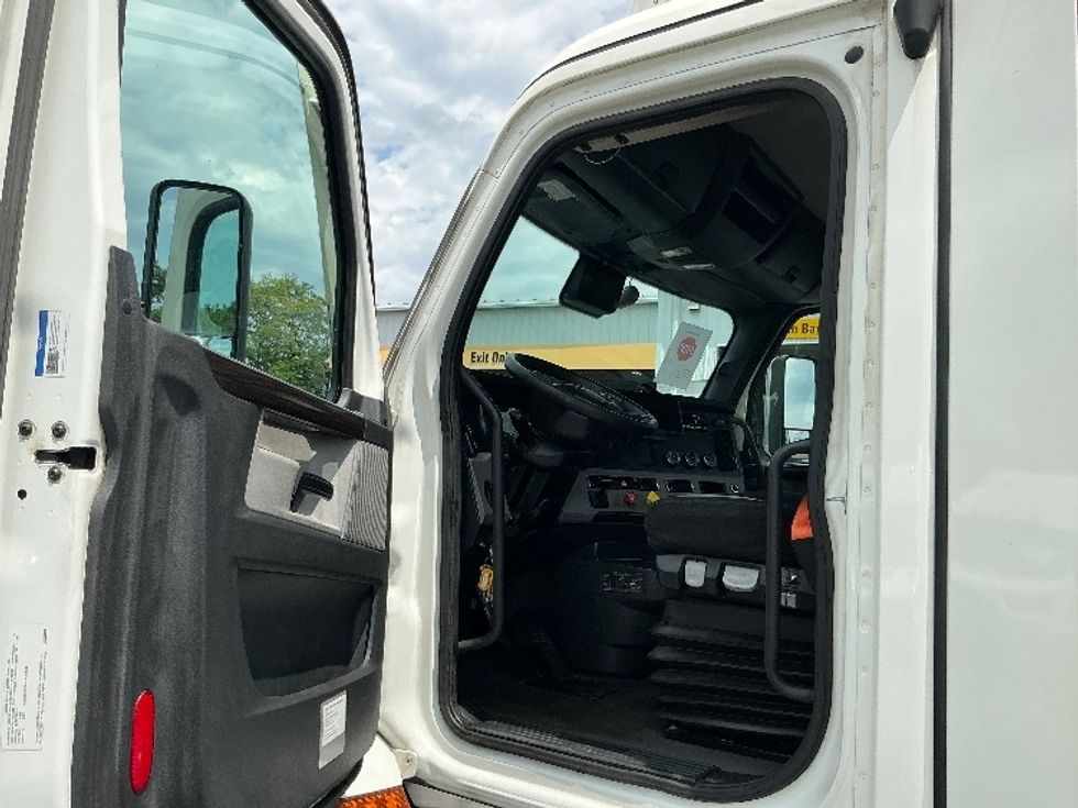 Day Cab Tractor-Heavy Duty Tractors-Freightliner-2022-T11664ST-Harrisburg-PA-587,254\n\t\tmiles-$ 43,000 - Image 9
