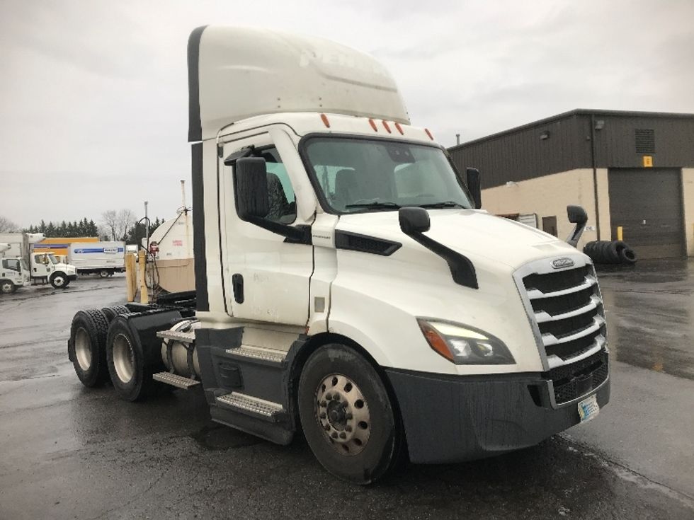 Day Cab Tractor-Heavy Duty Tractors-Freightliner-2022-T11664ST-Harrisburg-PA-658,980\n\t\tmiles-$ 31,750 - Image 1