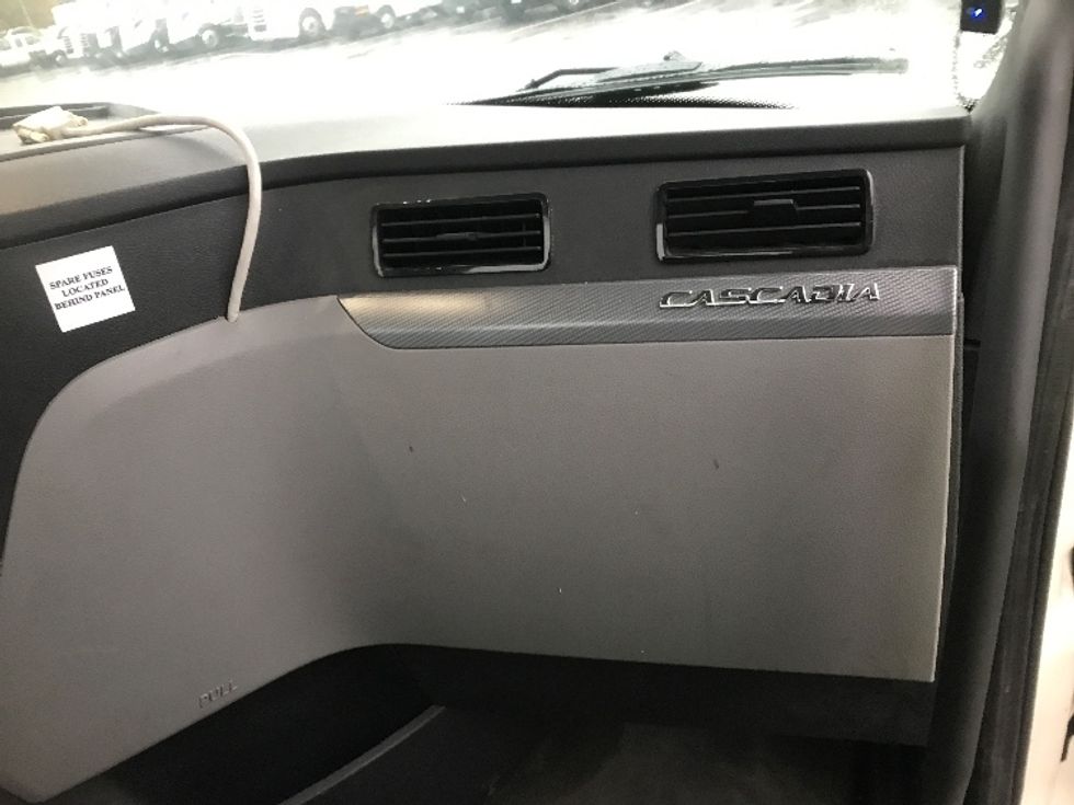 Day Cab Tractor-Heavy Duty Tractors-Freightliner-2022-T11664ST-Harrisburg-PA-658,980\n\t\tmiles-$ 31,750 - Image 13