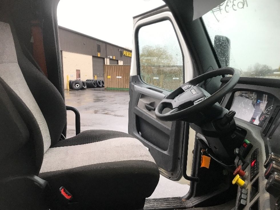 Day Cab Tractor-Heavy Duty Tractors-Freightliner-2022-T11664ST-Harrisburg-PA-658,980\n\t\tmiles-$ 31,750 - Image 14