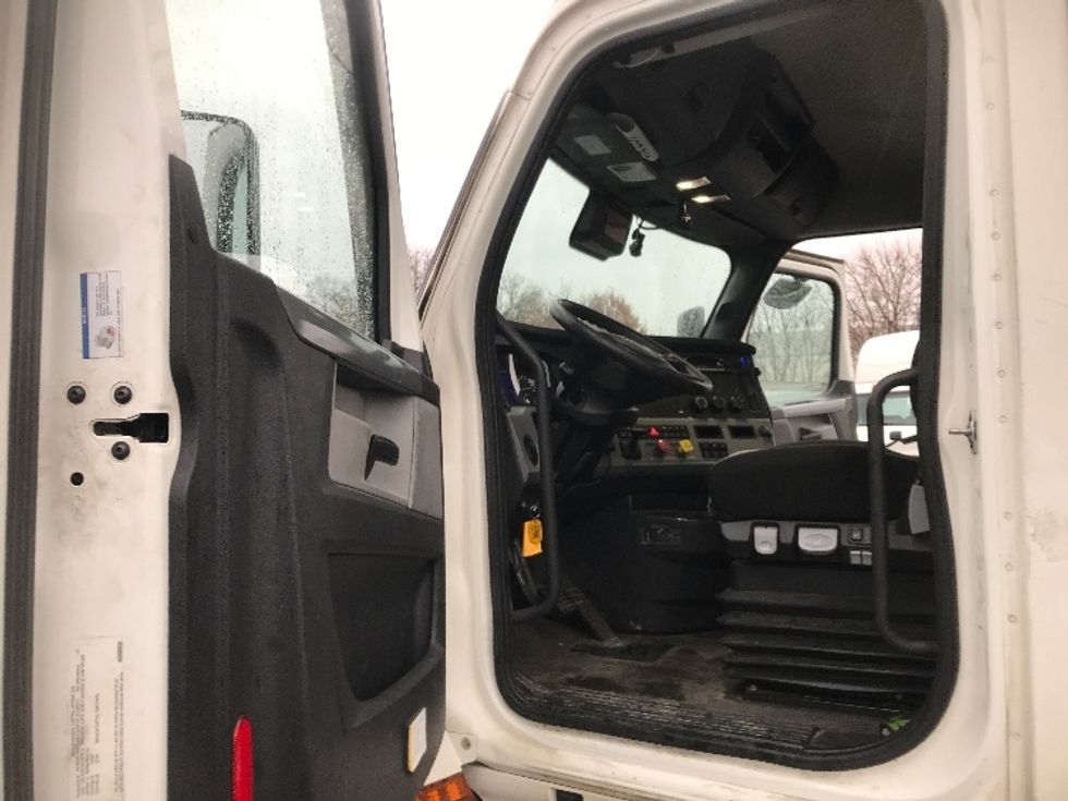 Day Cab Tractor-Heavy Duty Tractors-Freightliner-2022-T11664ST-Harrisburg-PA-658,980\n\t\tmiles-$ 31,750 - Image 9