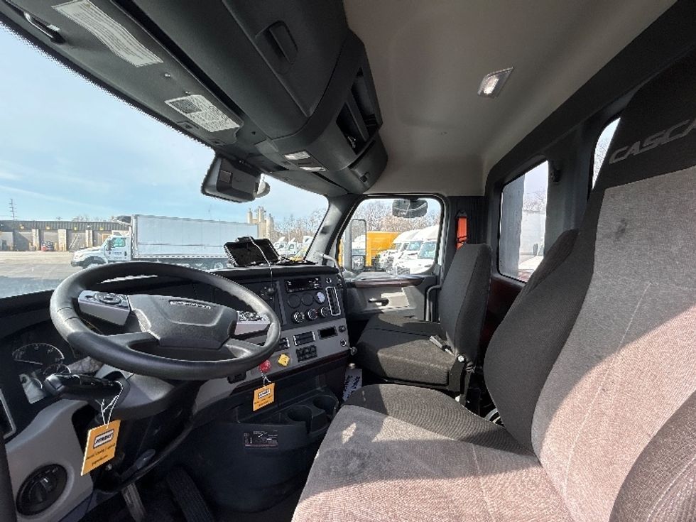 Day Cab Tractor-Heavy Duty Tractors-Freightliner-2022-T11664ST-Indianapolis-IN-515,733\n\t\tmiles-$ 49,000 - Image 10