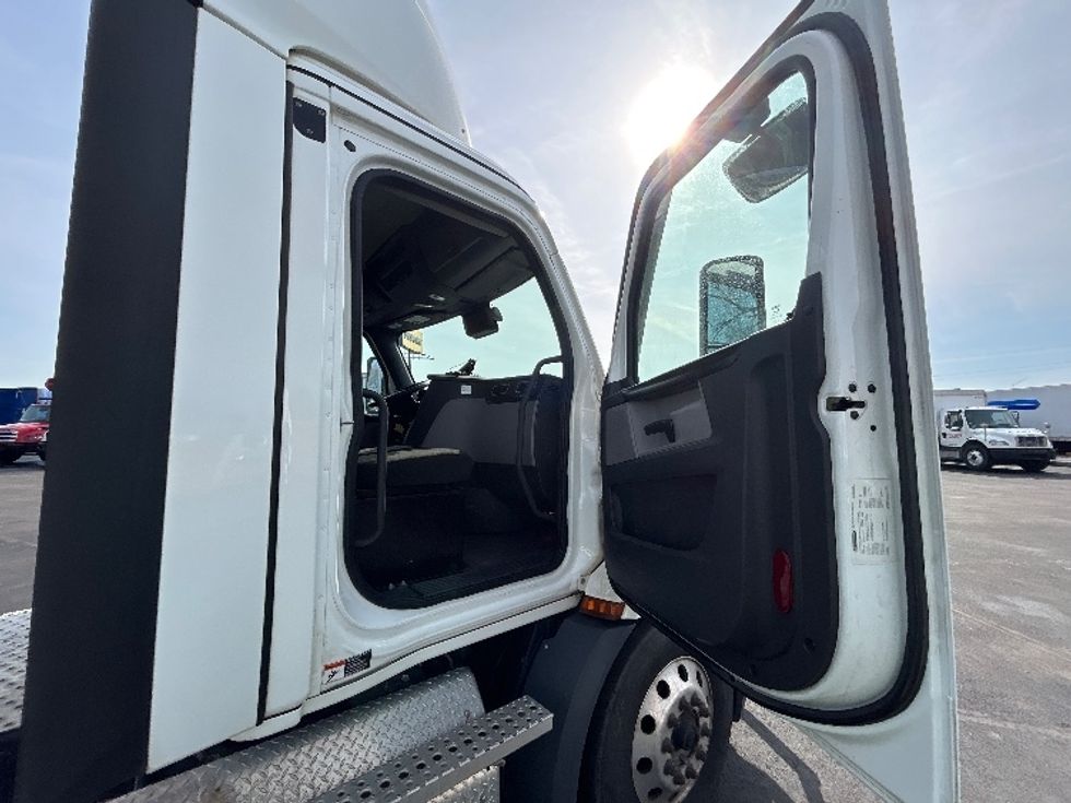 Day Cab Tractor-Heavy Duty Tractors-Freightliner-2022-T11664ST-Indianapolis-IN-515,733\n\t\tmiles-$ 49,000 - Image 12