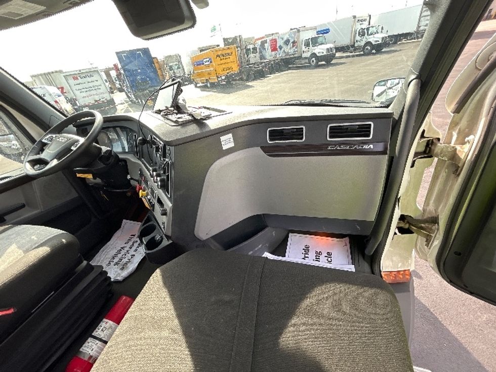 Day Cab Tractor-Heavy Duty Tractors-Freightliner-2022-T11664ST-Indianapolis-IN-515,733\n\t\tmiles-$ 49,000 - Image 13