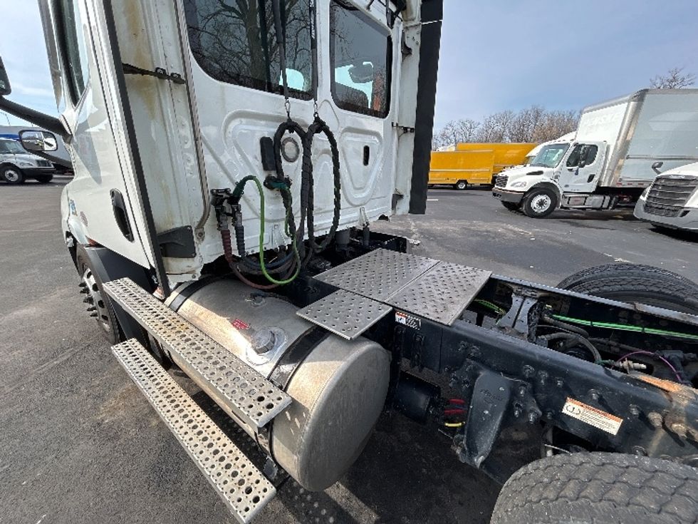 Day Cab Tractor-Heavy Duty Tractors-Freightliner-2022-T11664ST-Indianapolis-IN-515,733\n\t\tmiles-$ 49,000 - Image 17