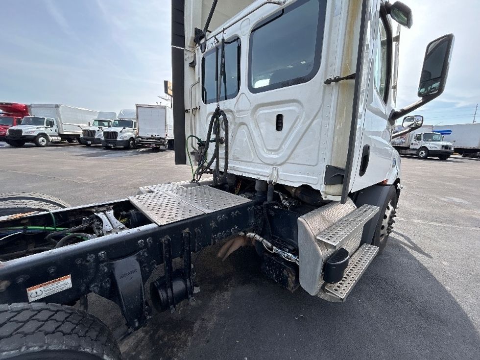 Day Cab Tractor-Heavy Duty Tractors-Freightliner-2022-T11664ST-Indianapolis-IN-515,733\n\t\tmiles-$ 49,000 - Image 18