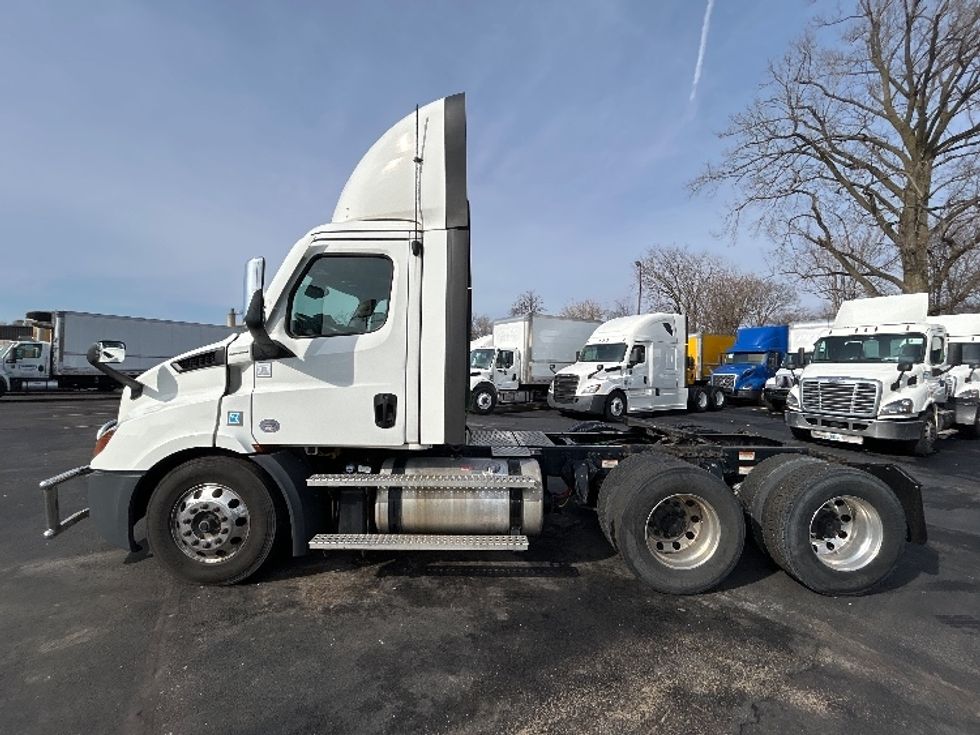 Day Cab Tractor-Heavy Duty Tractors-Freightliner-2022-T11664ST-Indianapolis-IN-515,733\n\t\tmiles-$ 49,000 - Image 4