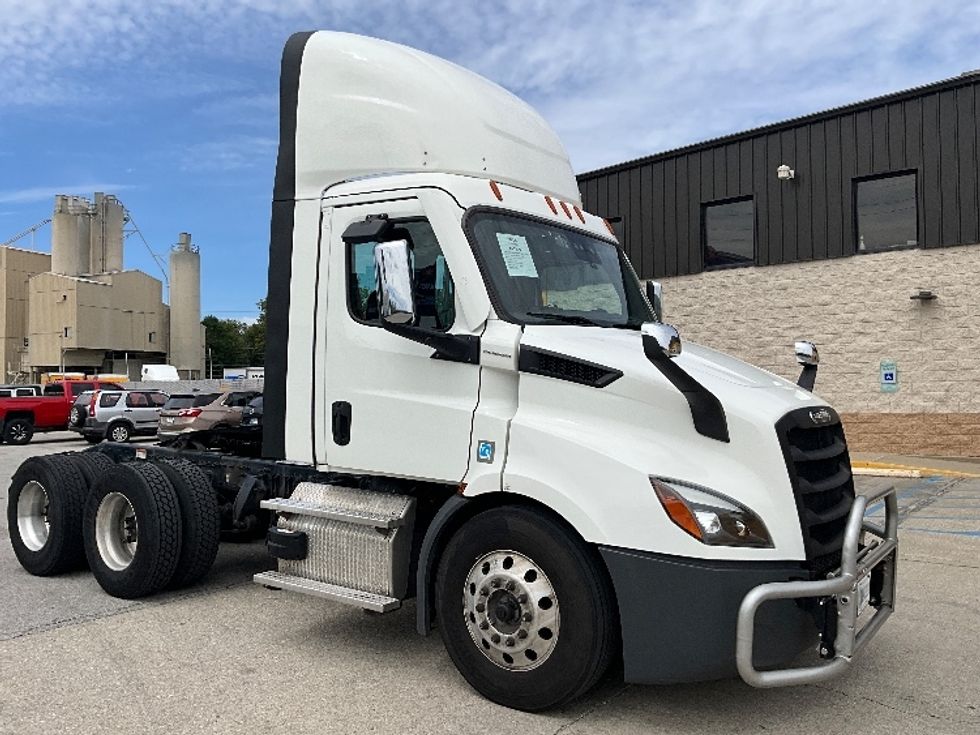 2019 Freightliner Cascadia 113" sleeper cab photo 17