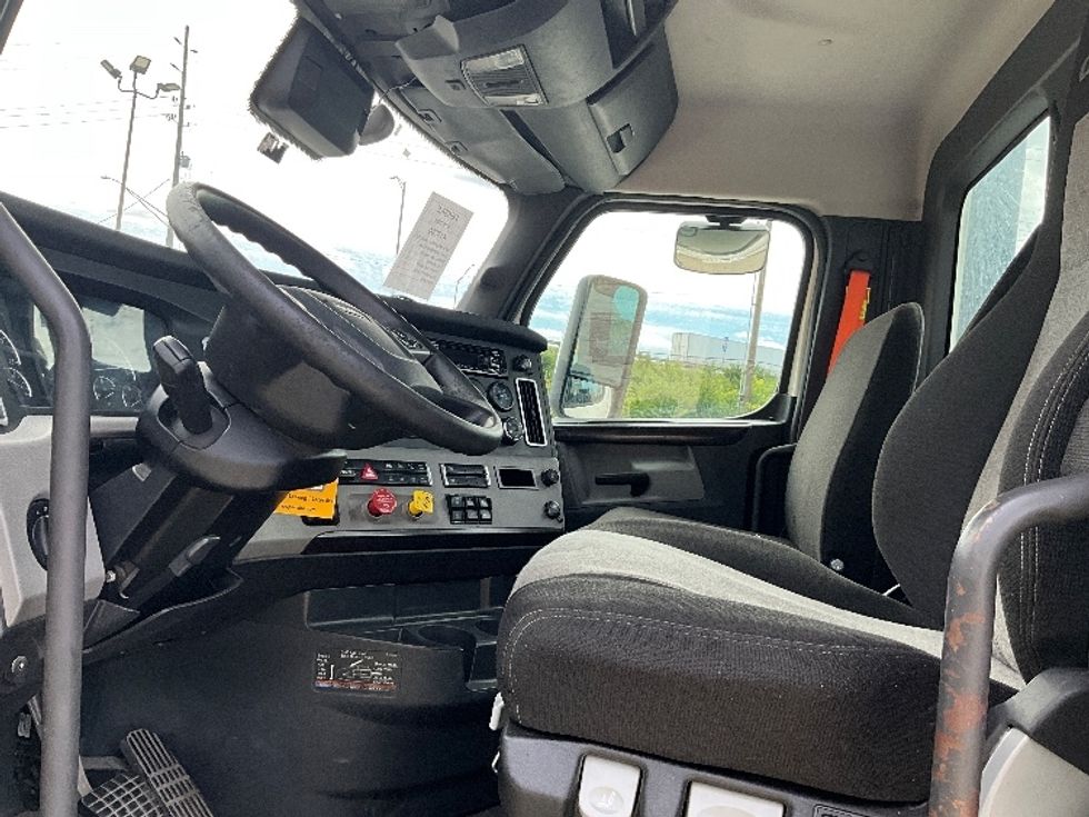 Day Cab Tractor-Heavy Duty Tractors-Freightliner-2022-T11664ST-Indianapolis-IN-579,460\n\t\tmiles-$ 42,500 - Image 10