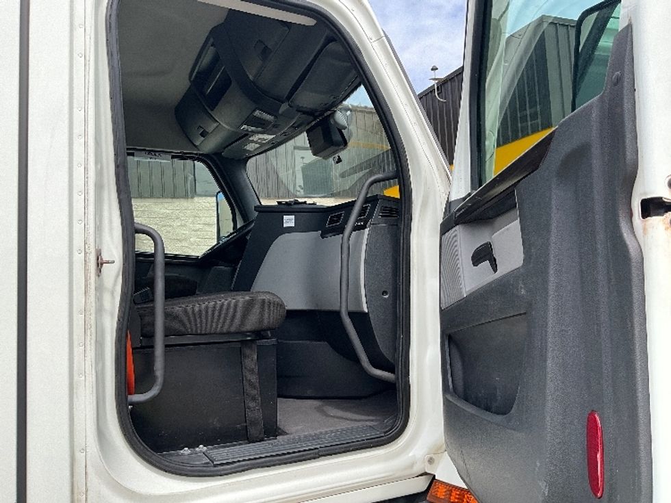 Day Cab Tractor-Heavy Duty Tractors-Freightliner-2022-T11664ST-Indianapolis-IN-579,460\n\t\tmiles-$ 42,500 - Image 12