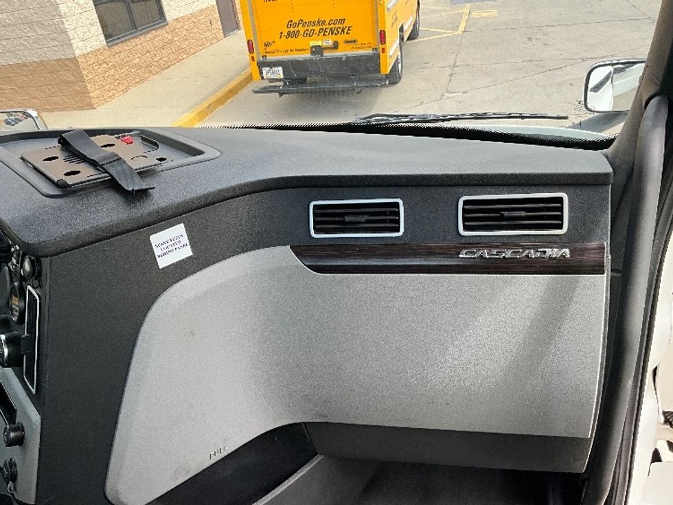 Day Cab Tractor-Heavy Duty Tractors-Freightliner-2022-T11664ST-Indianapolis-IN-579,460\n\t\tmiles-$ 42,500 - Image 13